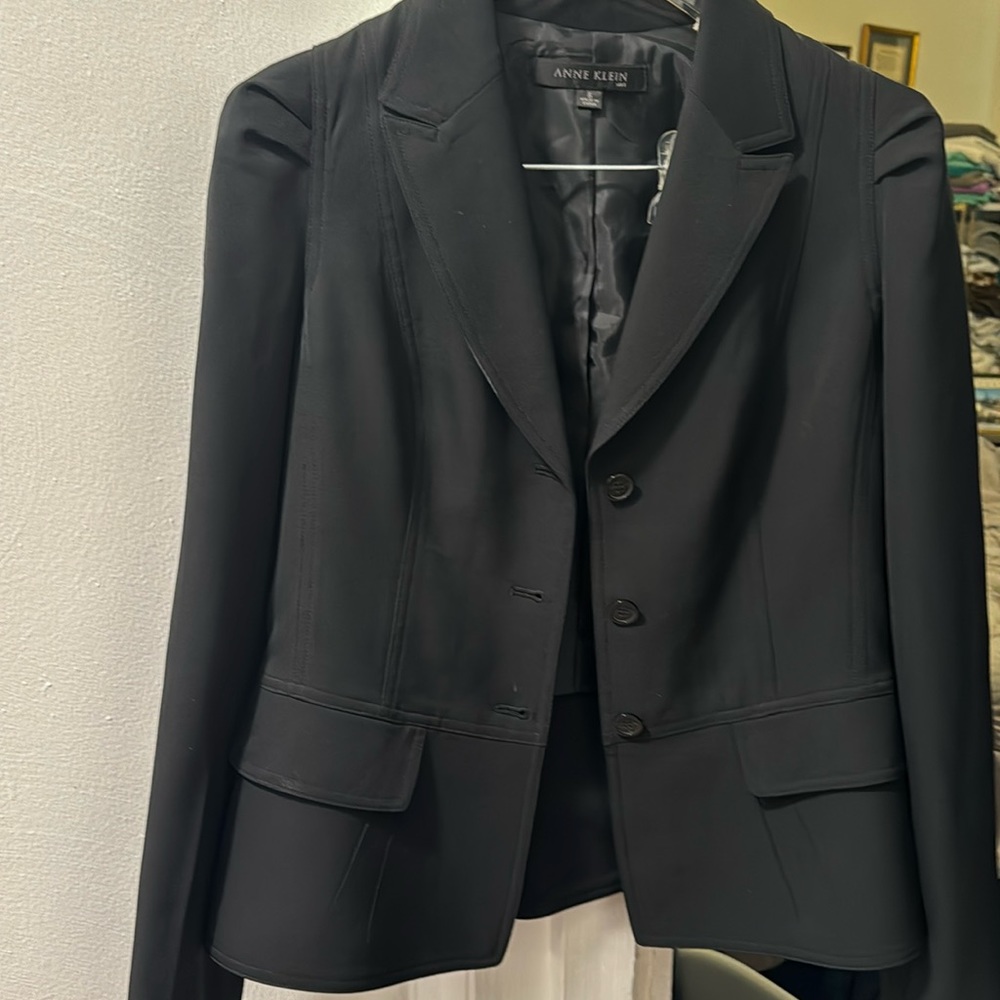 Size 6 Anne Klein Black Women’s Suit Jacket & Skirt with Beautiful Pleating